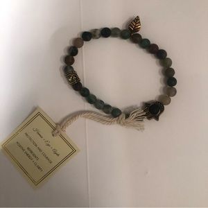 One size fits all clarity bracelet. Neutral beaded design.